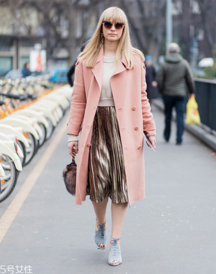 大衣搭配半身裙好看嗎？過(guò)年艷壓群芳全靠它