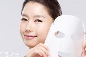 面膜不服帖怎么辦？中間剪開更好敷