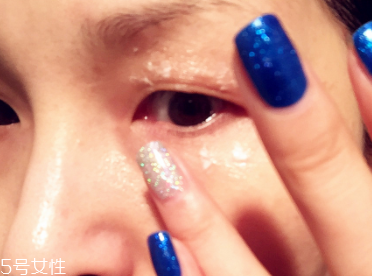 CPB晶致眼霜油不油？水油科學(xué)配比