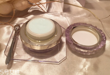 CPB晶致眼霜油不油？水油科學(xué)配比