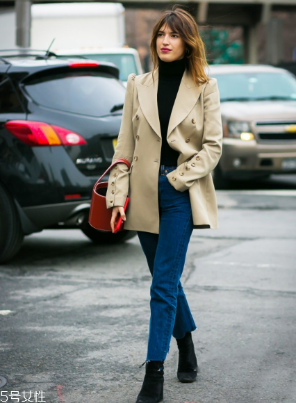 牛仔褲配什么毛衣好看？時(shí)髦復(fù)古風(fēng)女王穿搭