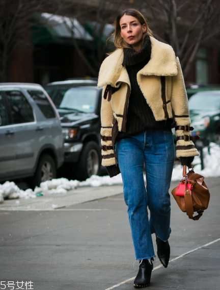 牛仔褲配什么毛衣好看？時(shí)髦復(fù)古風(fēng)女王穿搭