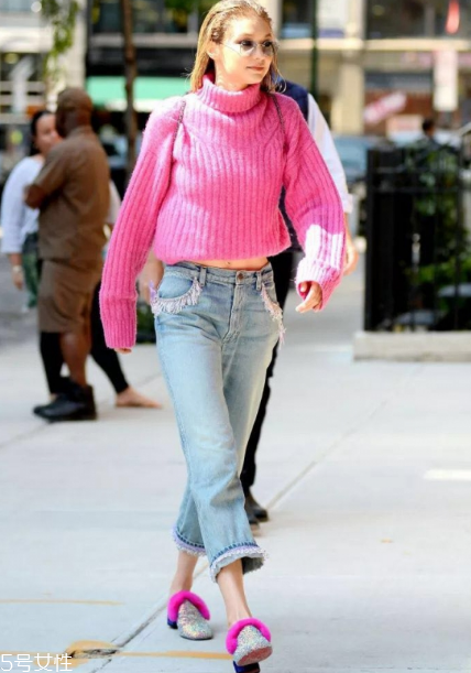 牛仔褲配什么毛衣好看？時(shí)髦復(fù)古風(fēng)女王穿搭