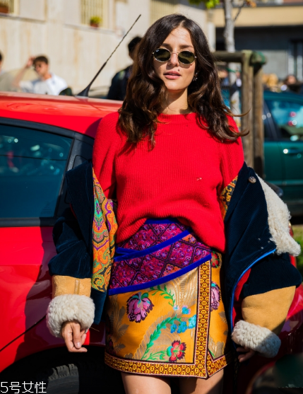 脖子短穿什么毛衣？輕松穿出天鵝頸