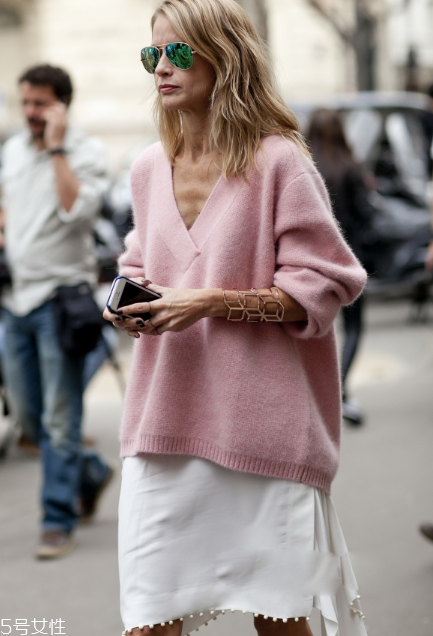 脖子短穿什么毛衣？輕松穿出天鵝頸