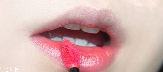 ysl唇釉怎么涂出玻璃唇？打造獨(dú)特唇色