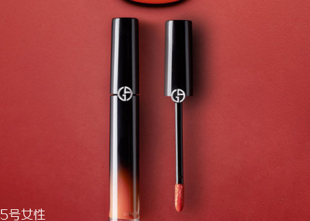 阿瑪尼黑管紅管哪個好？打造鮮艷欲滴的動人雙唇