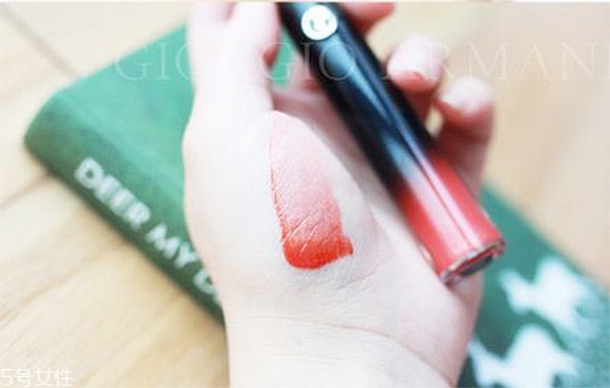 阿瑪尼黑管紅管哪個好？打造鮮艷欲滴的動人雙唇