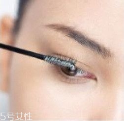 如何挑選合適的睫毛膏？這樣刷睫毛卷翹靚麗