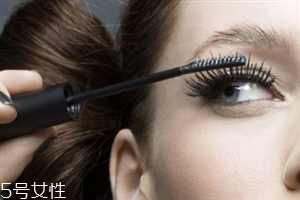 如何挑選合適的睫毛膏？這樣刷睫毛卷翹靚麗