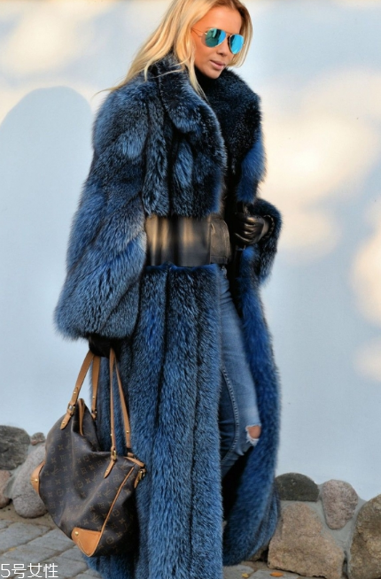 藍(lán)色皮草怎么搭配？盡顯高貴迷人氣質(zhì)