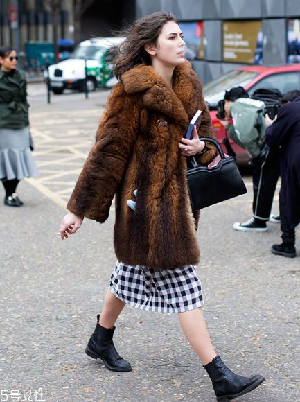 棕色皮草怎么搭配？這樣穿復古又有氣質