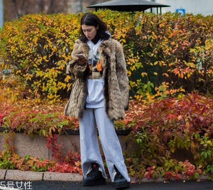 棕色皮草怎么搭配？這樣穿復古又有氣質