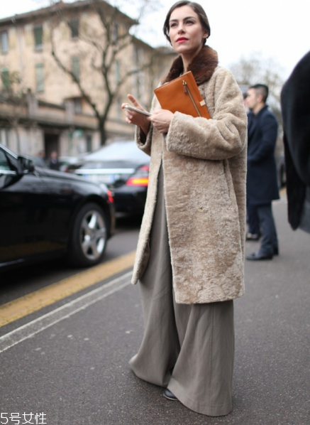 棕色皮草怎么搭配？這樣穿復古又有氣質