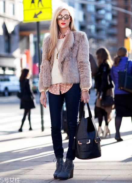 棕色皮草怎么搭配？這樣穿復古又有氣質