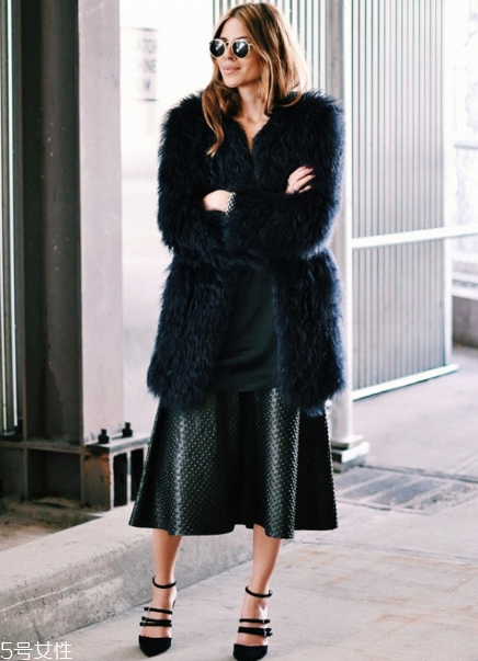 黑色皮草怎么搭配好看？教你凹足造型感