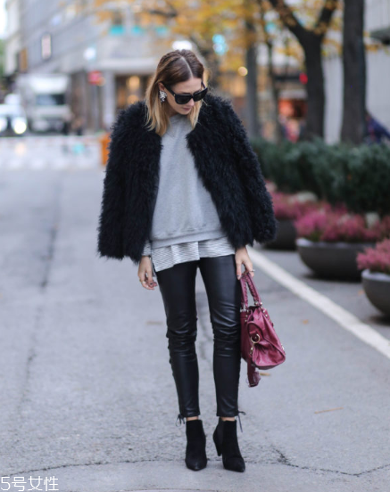 黑色皮草怎么搭配好看？教你凹足造型感
