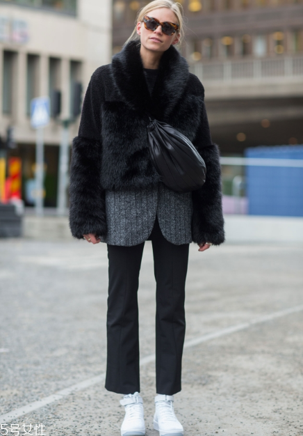 黑色皮草怎么搭配好看？教你凹足造型感