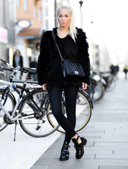 黑色皮草怎么搭配好看？教你凹足造型感