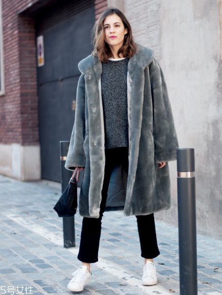 灰色皮草怎么搭配？這樣就能輕松駕馭