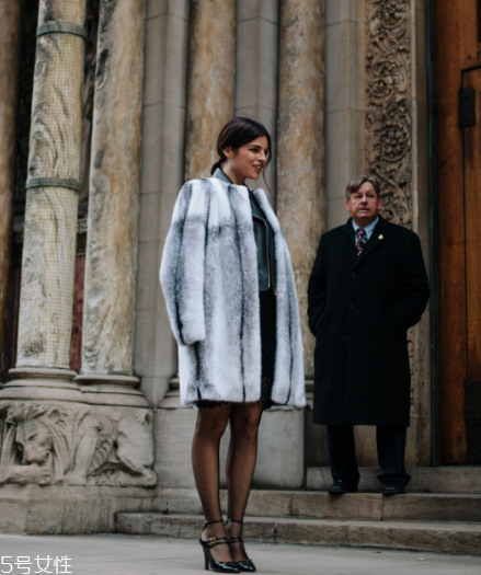 灰色皮草怎么搭配？這樣就能輕松駕馭