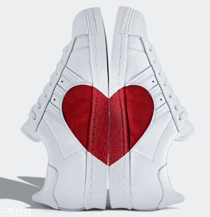 阿迪達(dá)斯情人節(jié)限定版愛心貝殼頭多少錢_在哪買？