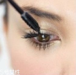 如何挑選合適的睫毛膏？這樣刷睫毛卷翹靚麗