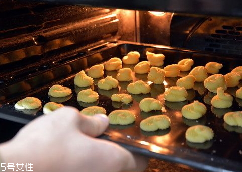 烤箱烤餅干溫度和時(shí)間 烤箱烤餅干注意事項(xiàng) 烤箱烤餅干溫度和時(shí)間 烤箱烤餅干注意事項(xiàng)