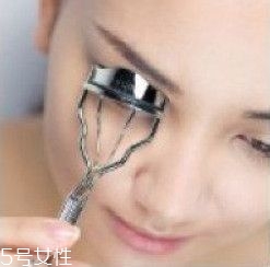 如何挑選合適的睫毛膏？這樣刷睫毛卷翹靚麗