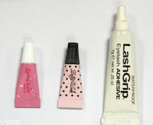 假睫毛膠水過(guò)敏怎么辦？貼假睫毛的小技巧