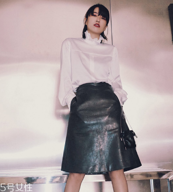 皮裙配什么上衣好看？教你做個硬糖女孩