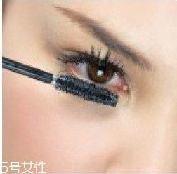 如何挑選合適的睫毛膏？這樣刷睫毛卷翹靚麗