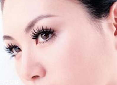 長(zhǎng)期佩戴假睫毛有什么危害？適當(dāng)給眼周肌膚放個(gè)假
