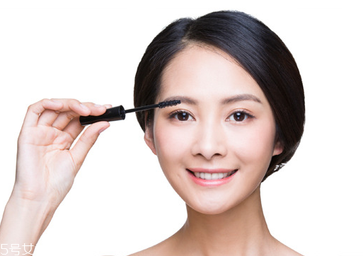 怎么正確使用睫毛夾？這樣刷睫毛眼睛大一倍