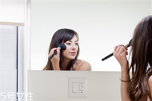 怎樣讓睫毛變長變翹？下眼線還可以畫出來