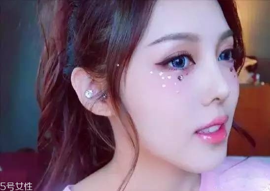 年會(huì)畫(huà)什么妝最好看上鏡？亮片妝絕對(duì)是最耀眼的