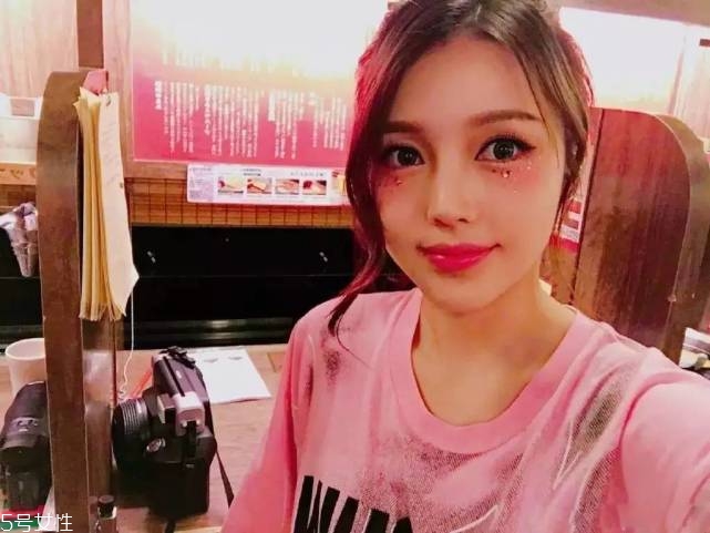 年會(huì)畫(huà)什么妝最好看上鏡？亮片妝絕對(duì)是最耀眼的