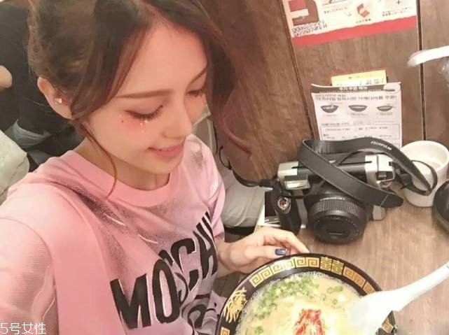 年會(huì)畫(huà)什么妝最好看上鏡？亮片妝絕對(duì)是最耀眼的