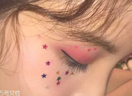 年會(huì)畫(huà)什么妝最好看上鏡？亮片妝絕對(duì)是最耀眼的