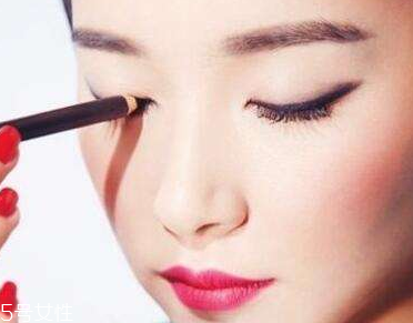 眼線貼怎么貼？教你畫出漂亮的眼線