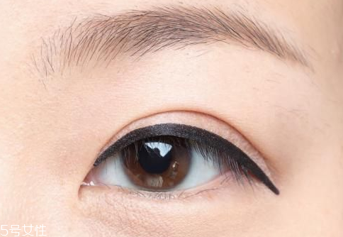 眼線貼怎么貼？教你畫出漂亮的眼線