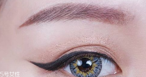 眼線貼怎么貼？教你畫出漂亮的眼線