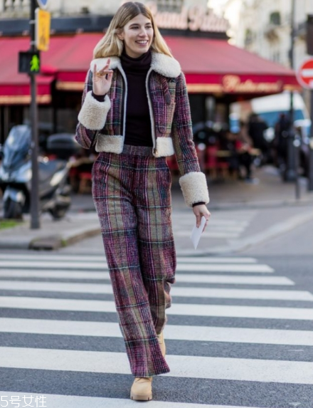 黑色高領(lǐng)毛衣怎么搭配？混搭出時(shí)髦著裝