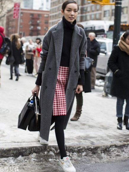 黑色高領(lǐng)毛衣怎么搭配？混搭出時(shí)髦著裝