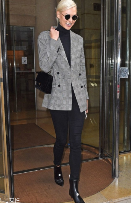 黑色高領(lǐng)毛衣怎么搭配？混搭出時(shí)髦著裝