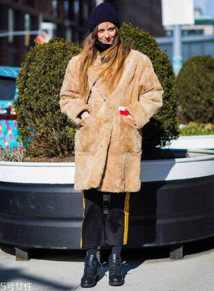 皮草搭配什么褲子好看？打造冬日新時(shí)尚