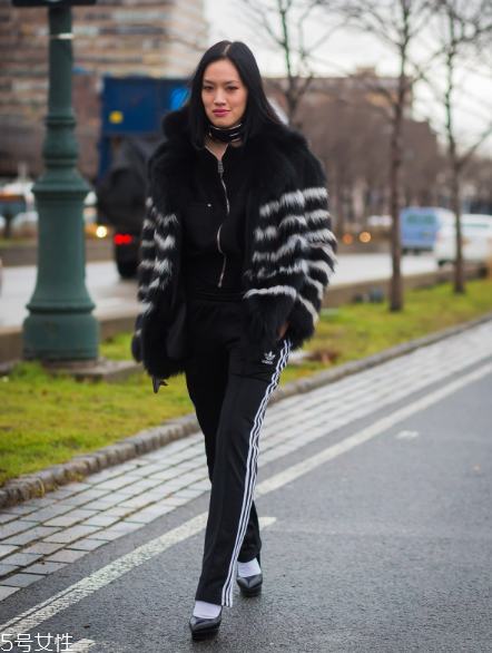 皮草搭配什么褲子好看？打造冬日新時(shí)尚