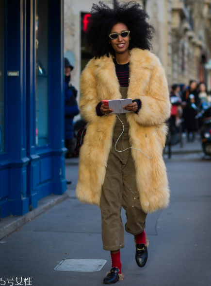 皮草搭配什么褲子好看？打造冬日新時(shí)尚