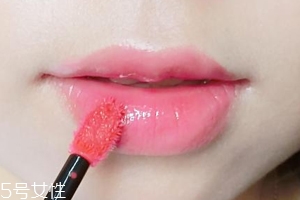 唇釉適合哪些人用？唇紋深的人