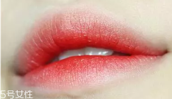 唇釉適合哪些人用？唇紋深的人